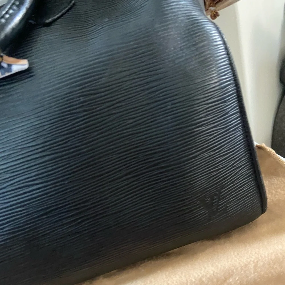 LV Epi Black Boston - Picture 2 of 6